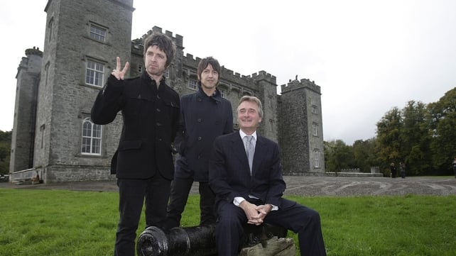 Noel Gallagher, Oasis guitarist Gem Archer and Lord Henry Mount Charles, 2008. PA Images.