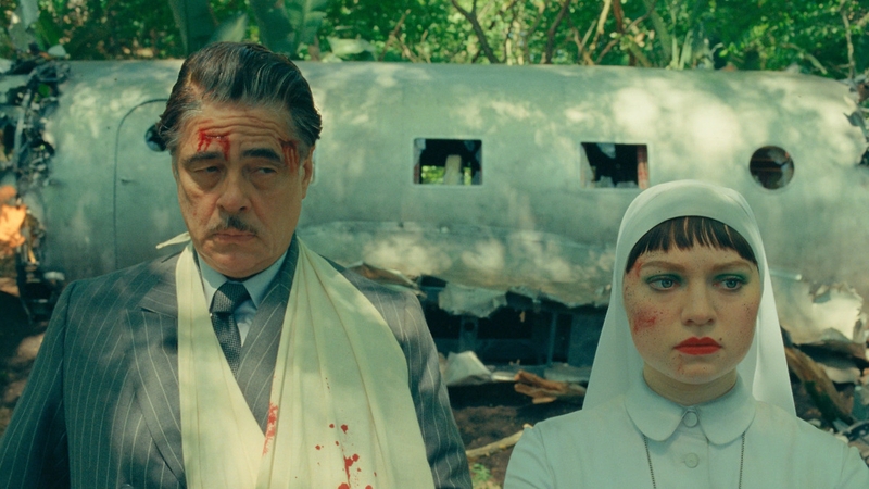 Benicio Del Toro and Mia Threapleton in The Phoenician Scheme