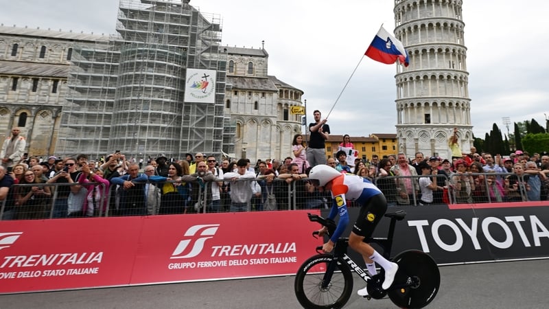 Daan Hoole en route to victory with the Leaning Tower of Pisa in the background
