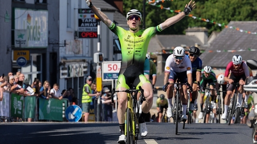 Tim Shoreman celebrates at the finish line (Photo: Lorraine O'Sullivan)