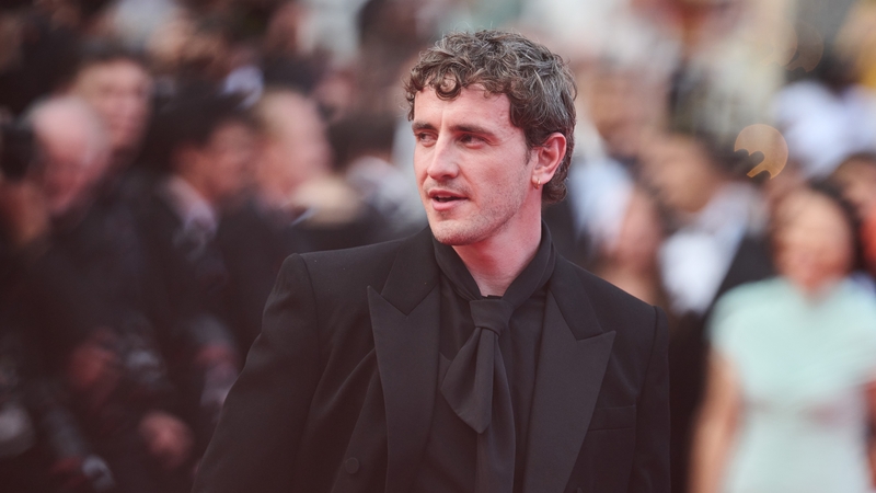 The Kildare native looked dapper in an all-black outfit at the premiere of his latest film.