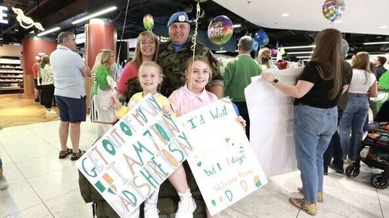 Lisa Ryan with her husband, Wayne, and their daughters Hannah and Aoife, as he arrived home at Dublin Airport (Photo: RollingNews.ie)