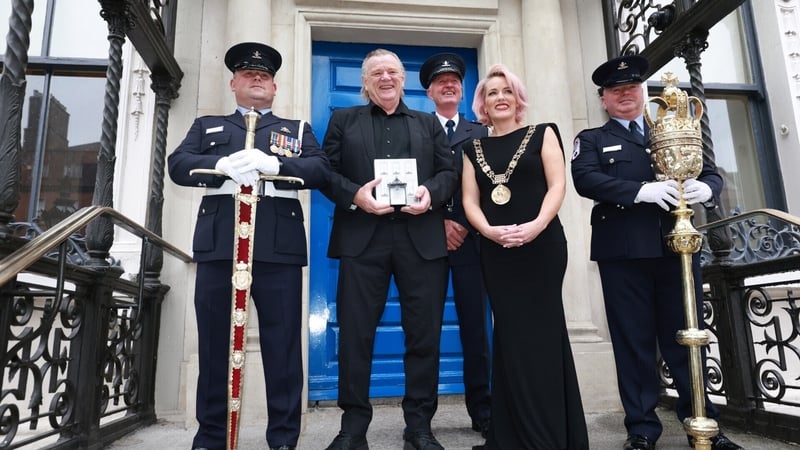 Brendan Gleeson with the Lord Mayor, Emma Blain and his award in recognition of his outstanding achievements in acting and social justice (photo: RollingNews.ie)