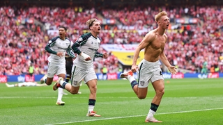 Tom Watson celebrates the goal that sent Sunderland back to the Premier League