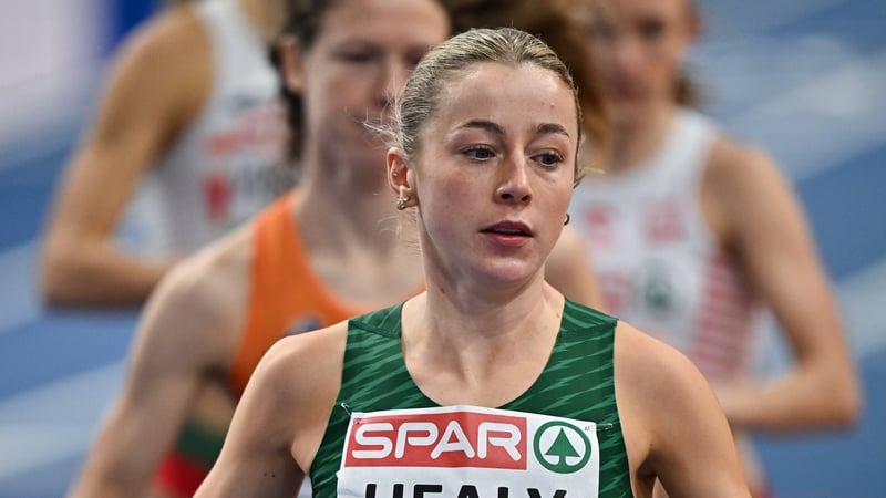 Sarah Healy sat back from the world record attempt pace but worked her way through to finish third