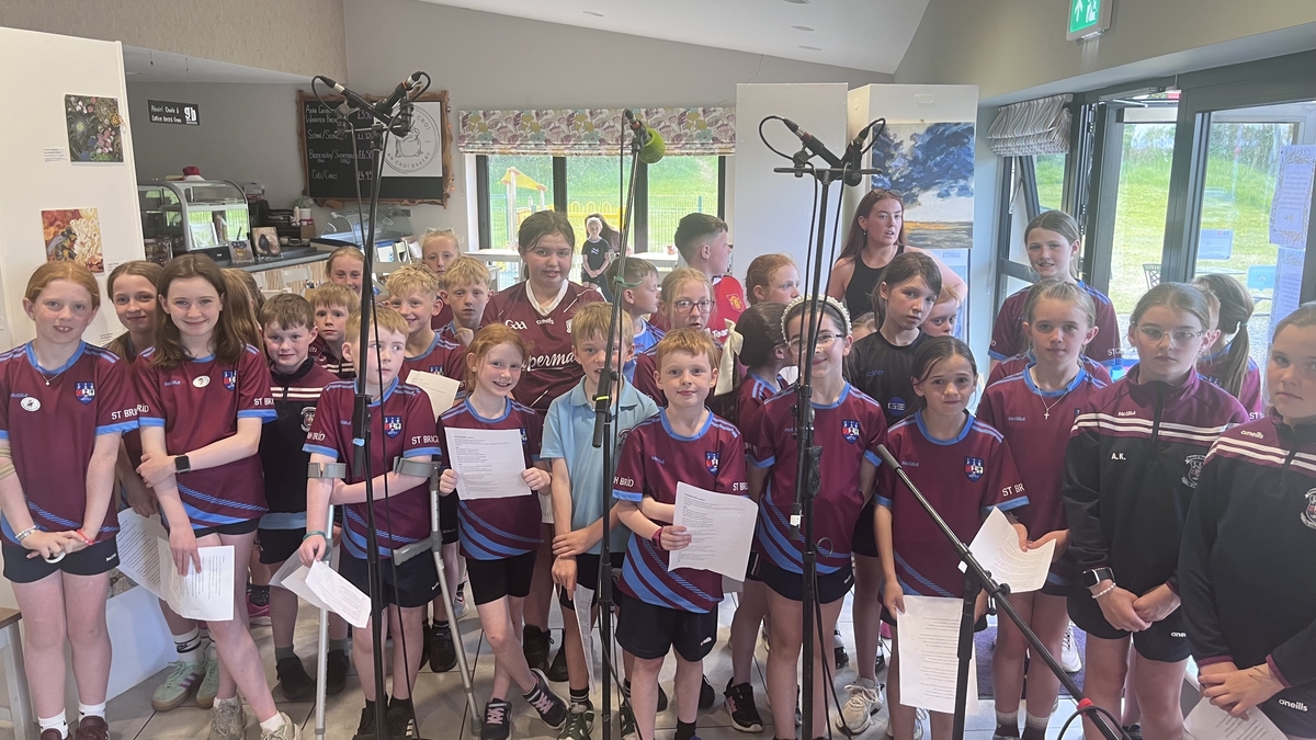 Ruairí Ó Mianáin, ón gClub Abair Amhráin agus na gasúir Evie Rose, Molly agus Ailish. 