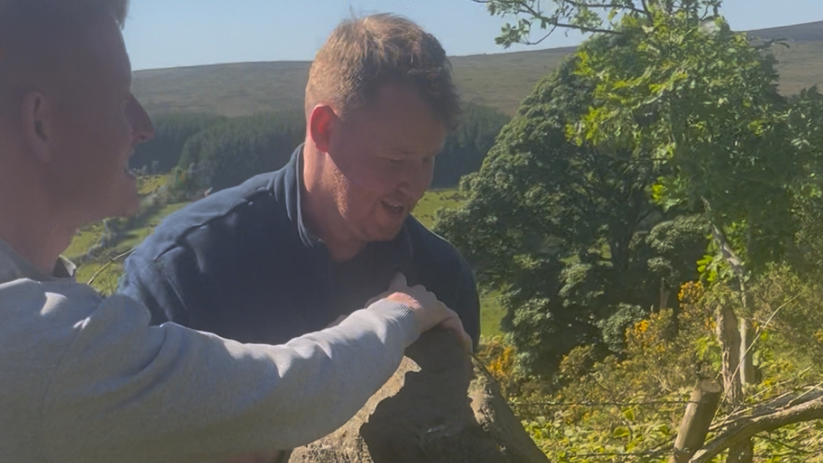 Liam Ó Flannagáin, an cumann scríbhneoireachta agus Joe Ó Dochartaigh, oifigeach pleanála teanga. 