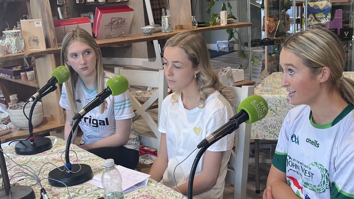 Clíodhna Ní Mhaináin, Méabh Nic Cormaic agus Ríonach Nic Ainmhire, baill ón gcoiste craiceáilte. 