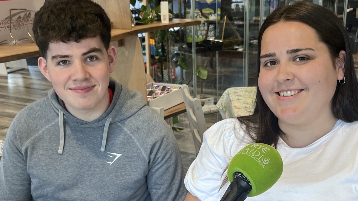 Ben Ó Baoil, Sadhbha Nic Ruairí agus Clíodhna Ní Mhaináin, paineál na seachtaine. 