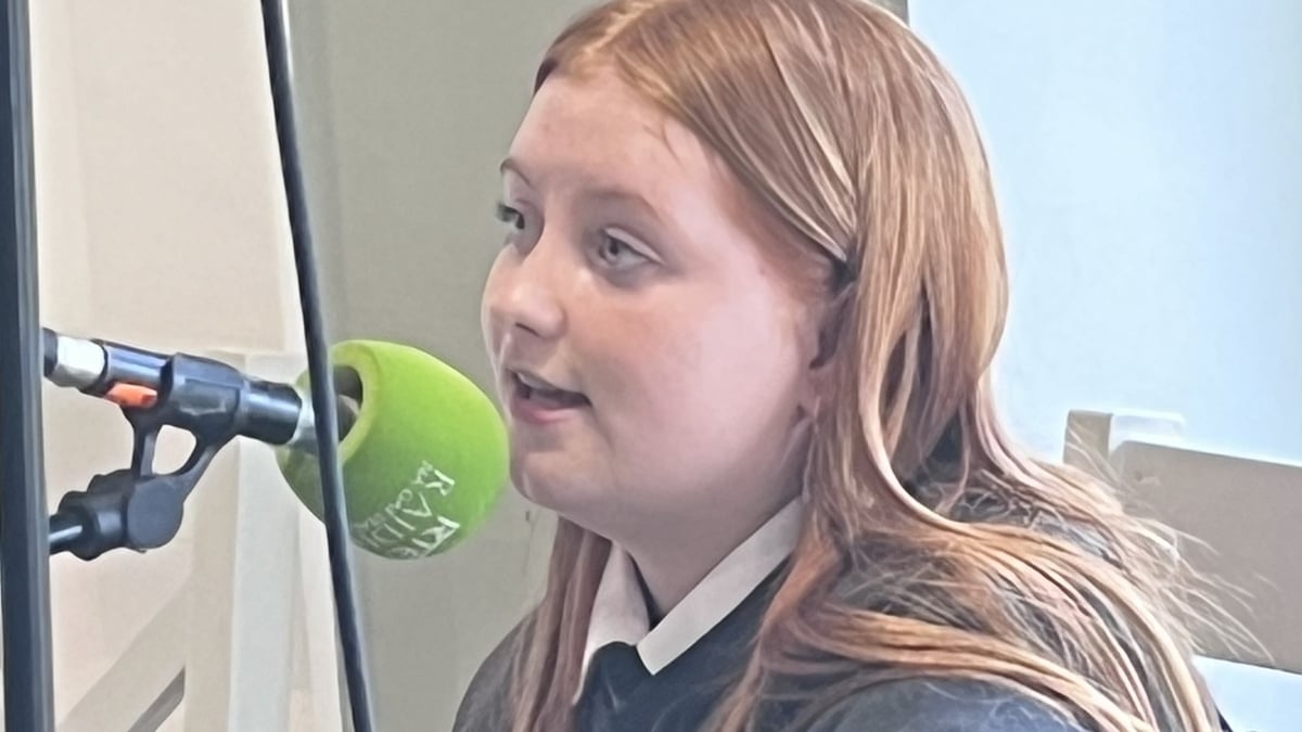 Éinín Ní Dhugáin, amhránaí. 