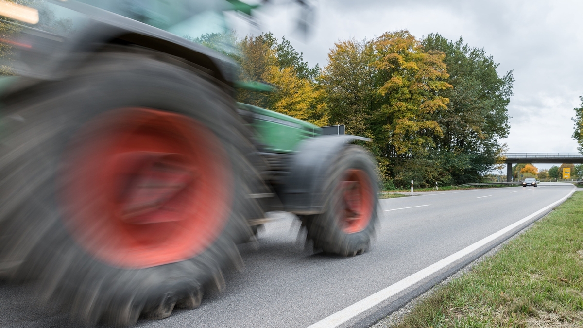 Should tractors be allowed on motorways?