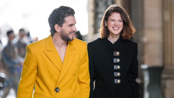 PARIS, FRANCE - JANUARY 19: Kit Harington and Rose Leslie are seen, outside Louis Vuitton, during the Paris Fashion Week - Menswear Fall Winter 2023 2024 : Day Three on January 19, 2023 in Paris, France. (Photo by Edward Berthelot/Getty Images)