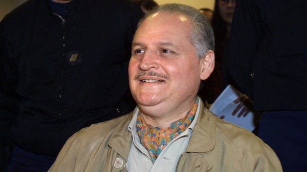 le terroriste Ilich Ramirez Sanchez, dit "Carlos" attend dans une des salles du palais de justice de Paris le 28 novembre 2000 avant d'être entendu comme témoin par des magistrats allemands qui jugent actuellement à Francfort son ancien compagnon d'armes, Hans-Joachim Klein, terroriste repenti. AFP 