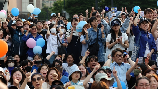 SEOUL, SOUTH KOREA - MAY 29: Supporters of South Korea's presidential candidate, Lee Jae-myung of the Democratic Party attend a campaign rally on May 29, 2025 in Seoul, South Korea. South Korean voters head to the polls to replace ousted President Yoon Su