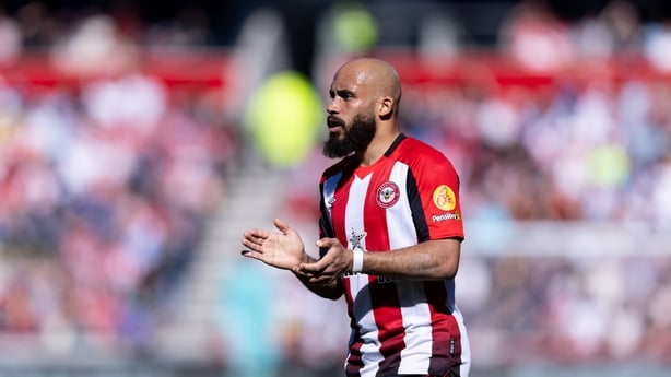 BRENTFORD, ENGLAND - APRIL 6: Bryan Mbeumo of Brentford applauds during the Premier League match between Brentford FC and Chelsea FC at Gtech Community Stadium on April 6, 2025 in Brentford, England. (Photo by Gaspafotos/MB Media/Getty Images)
