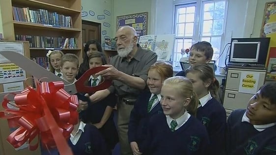 Poet Thomas Kinsella and pupils from Inchicore Model School (2010)
