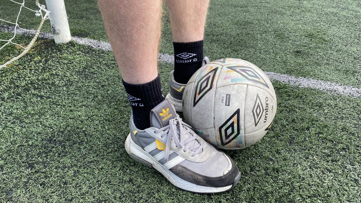 Should kids head footballs? 