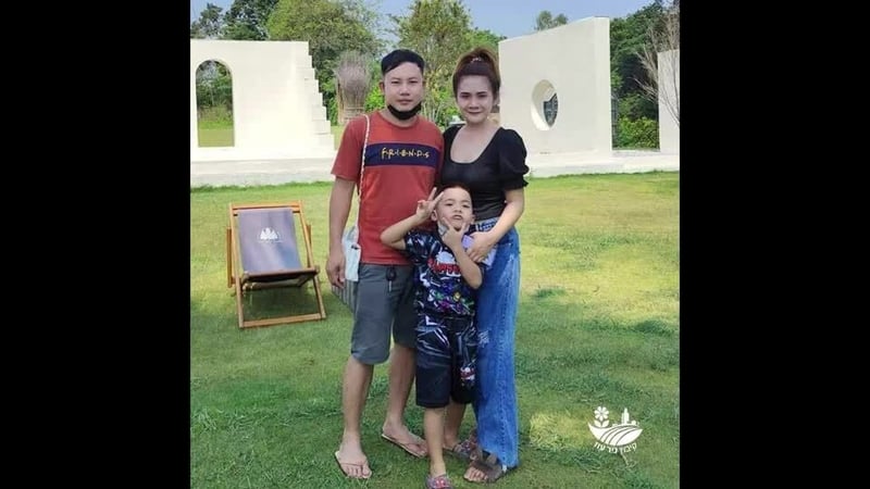 Nattapong Pinta (T-léine dhearg ar chlé)