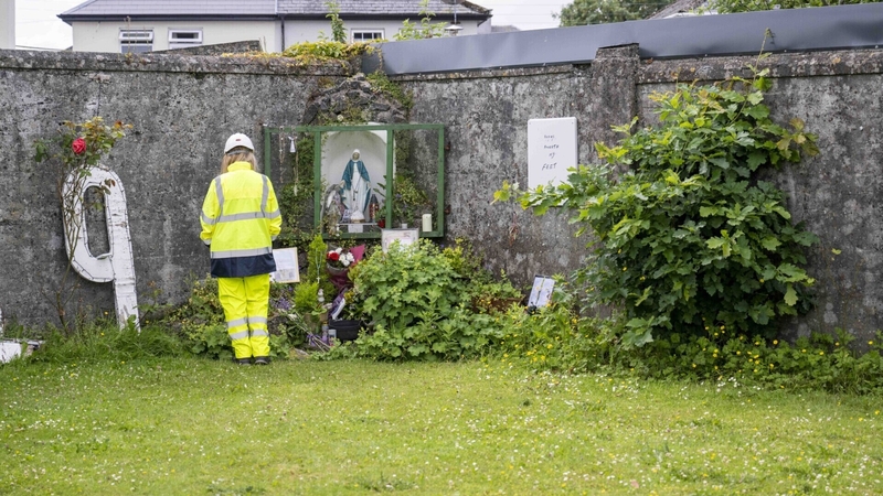 An gairdín i gcuimhne ar 796 páistín a bhásaigh in Áras Thuama