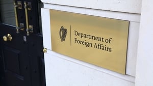 Tús Áite: Fógra poist sa Roinn Gnóthaí Eachtracha i mBéarla amháin show image