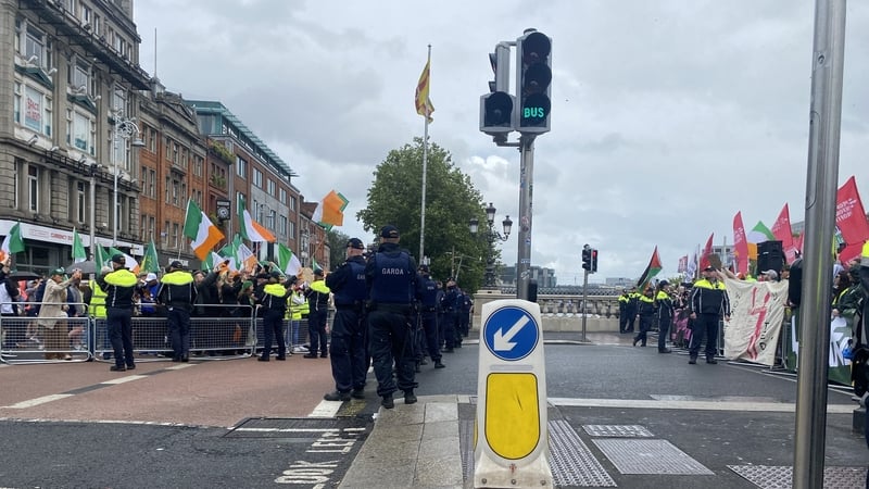 Gardaí created a space between the groups as the anti-immigration demonstration approach O'Connell Bridge