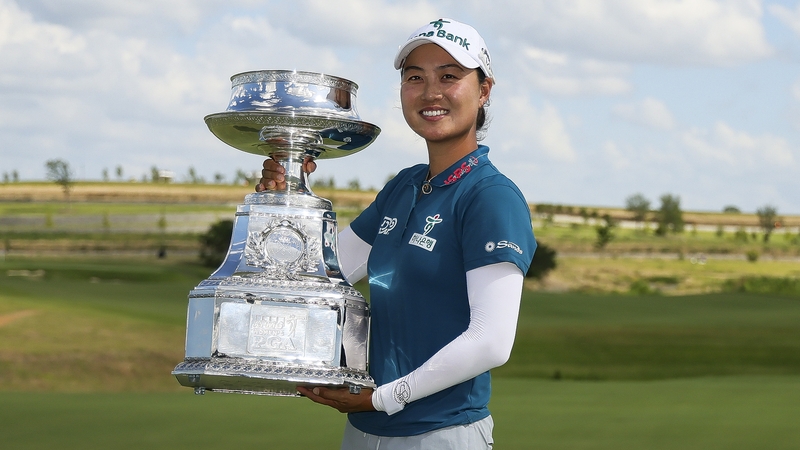 Minjee Lee poses with the trophy following her third major victory