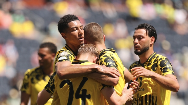 CINCINNATI, OHIO - JUNE 25: Daniel Svensson #24 of Borussia Dortmund celebrates scoring his team's first goal with Jobe Bellingham #77, Ramy Bensebaini #5, and Waldemar Anton #3 during the FIFA Club World Cup 2025 group F match between Borussia Dortmund a