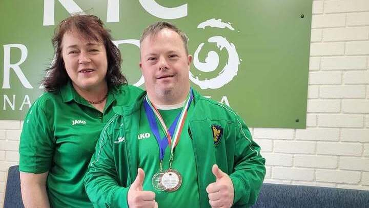 Hughie Mac Suibhne, agus a dheirfiúr Róisín Nic Suibhne as Machaire Loisce, An Bun Beag.