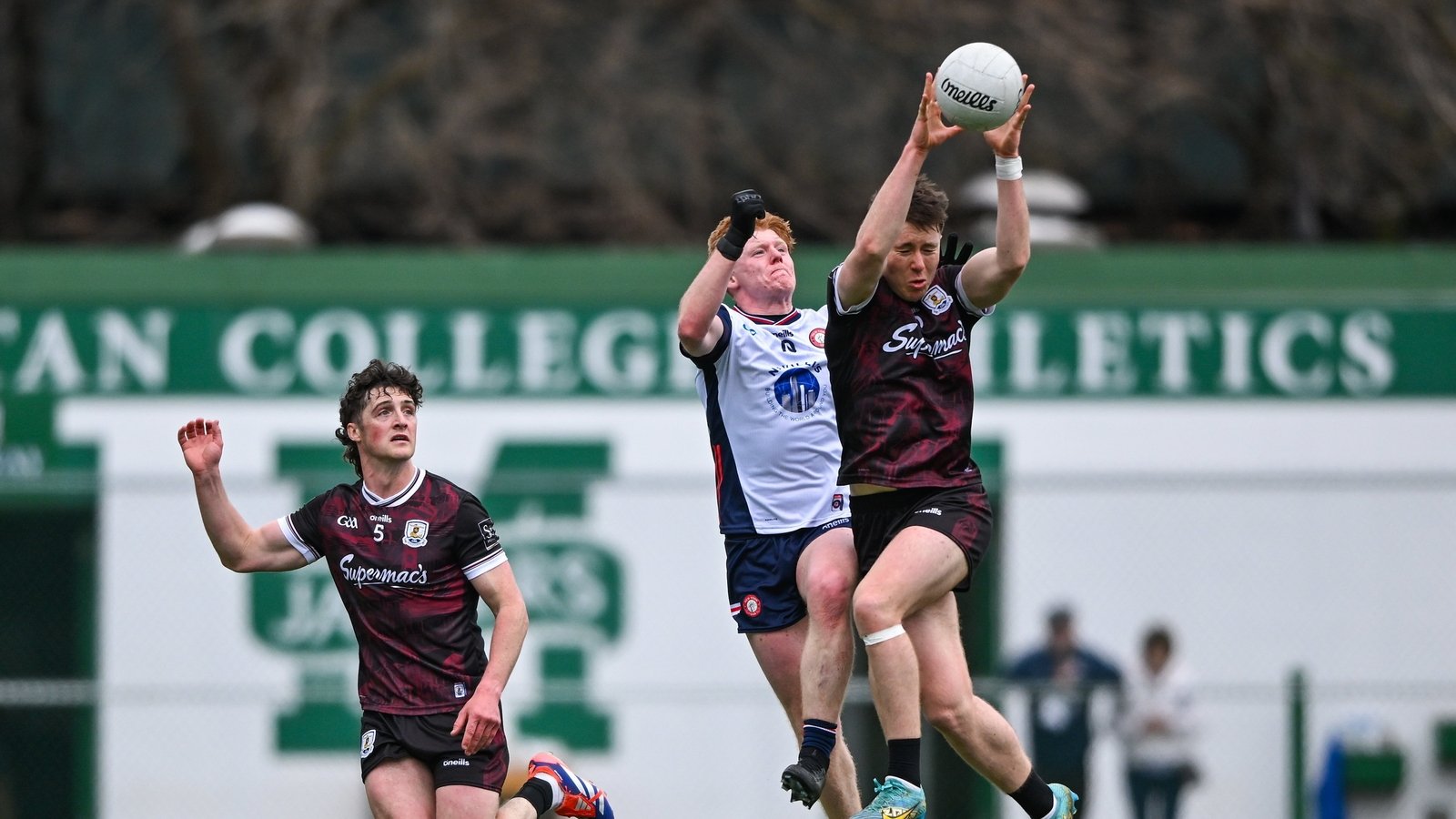 6 April 2025; Matthew Thompson of Galway wins a high ball head of Tiarnan Mathers of New York during the Connacht GAA Football Senior Championship quarter-final match between New York and Galway at Gaelic Park in New York, USA. Photo by Shauna Clinton/Spo
