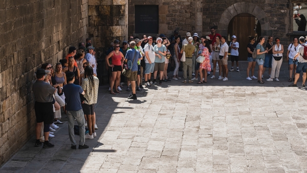 BARCELONA, CATALONIA, SPAIN - 2025/06/28: Groups of tourists are seen visiting the Gothic historic center of Barcelona,
sheltering from the sun in the shade of the monumental complex of Plaza del Rei. Catalonia is experiencing its first heat wave of the s