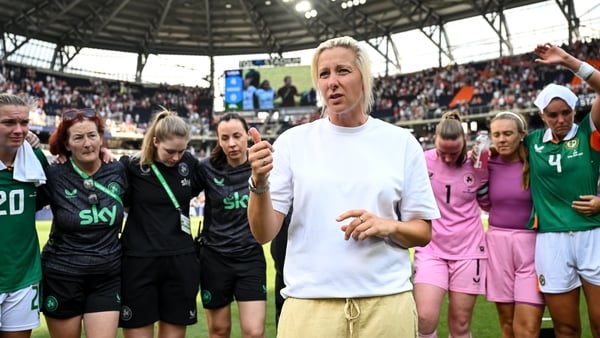 29 June 2025; Republic of Ireland head coach Carla Ward speaks to her players after the women's international friendly match between the USA and Republic of Ireland at TQL Stadium in Cincinnati, Ohio, USA. Photo by Stephen McCarthy/Sportsfile