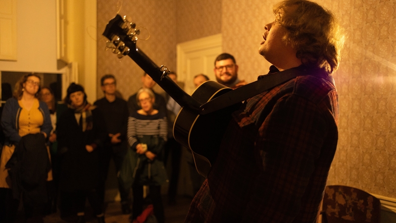 Macdara Yeates performs in 14 Henrietta Street (Pic: Pati Guimarães.)