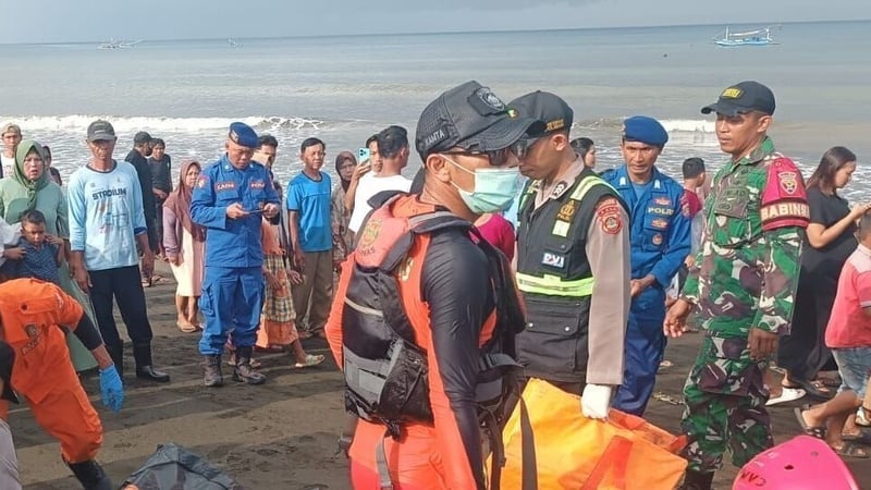 Indonesia's National Search and Rescue Agency BASARNAS at the scene of the ferry sinking (Image: BASARNAS)