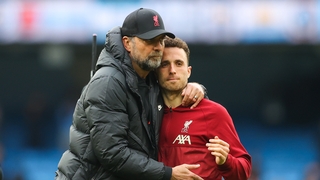 MANCHESTER, ENGLAND - APRIL 10: Jurgen Klopp, manager of Liverpool, embraces Diogo Jota of Liverpool during the Premier League match between Manchester City and Liverpool at Etihad Stadium on April 10, 2022 in Manchester, England. (Photo by James Gill - D