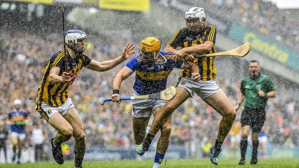 18 August 2019; Séamus Callanan of Tipperary in action against Huw Lawlor, left, and Padraig Walsh of Kilkenny during the GAA Hurling All-Ireland Senior Championship Final match between Kilkenny and Tipperary at Croke Park in Dublin. Photo by Seb Daly/Sportsfile