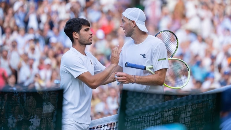 Carlos Alcaraz (L) shakes hands with Jan-Lennard Struff