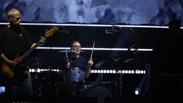 Joey Waronker on drums for Oasis