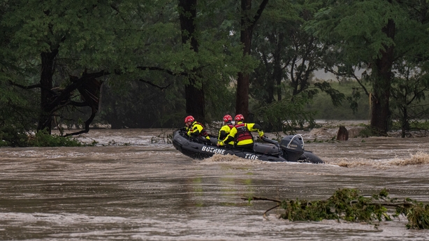 テキサス州コンフォート -  7月4日：2025年7月4日にテキサス州コンフォートで、浸水したグアダルーペ川のインフレータブルボートでボーン捜索救助隊が上流でナビゲートします。大雨は、テキサス州中部のグアダルーペ川に沿って洪水を引き起こし、複数の死亡者が報告されました。 （写真：Eric Vryn/Getty IM