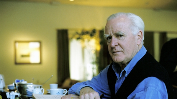 John le Carré, è stato uno scrittore britannico. Autore di molti fra i più venduti romanzi di spionaggio, è stato un agente segreto del Secret Intelligence Service. Courmayer, 9 dicembre 2001. Photo by Leonardo Cendamo/Getty Images