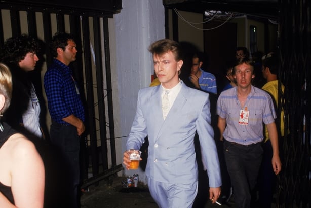 David Bowie backstage at the Live Aid charity concert, Wembley Stadium, London, 13th July 1985. (Photo by Dave Hogan/Hulton Archive/Getty Images)