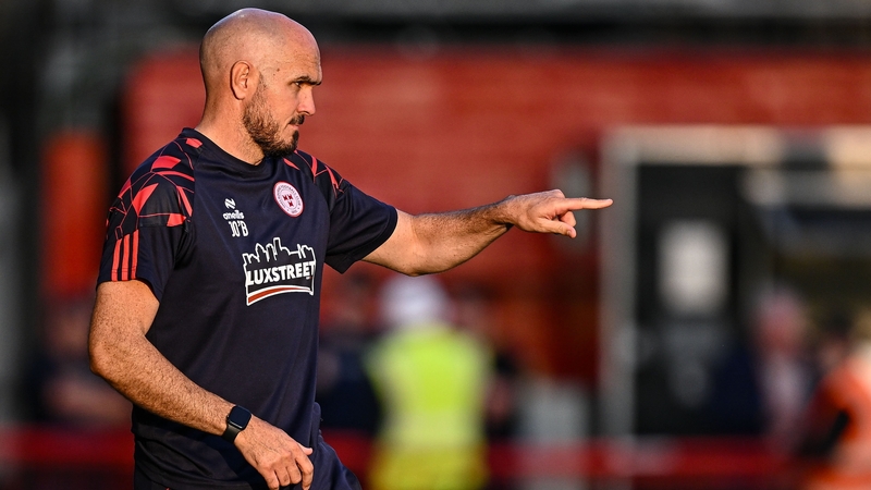 Joey O'Brien issues instructions to his charges at Tolka Park