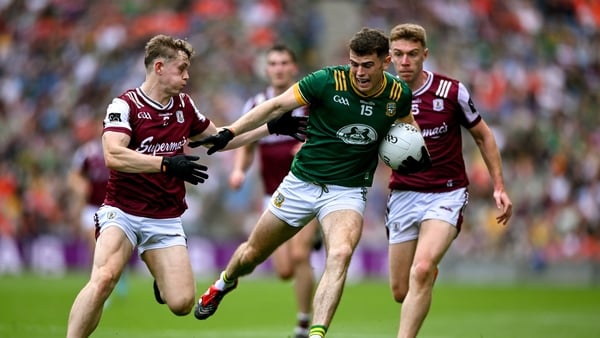 29 June 2025; Eoghan Frayne of Meath in action against Galway players Johnny McGrath, left, and Dylan McHugh during the GAA Football All-Ireland Senior Championship quarter-final match between Meath and Galway at Croke Park in Dublin. Photo by Shauna Clin
