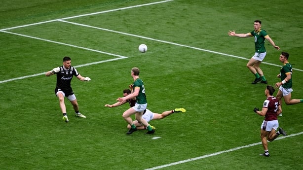 29 June 2025; Mathew Costello of Meath passes the ball to team-mate Jordan Morris, which resulted in their side's second goal during the GAA Football All-Ireland Senior Championship quarter-final match between Meath and Galway at Croke Park in Dublin. Photo by Daire Brennan/Sportsfile