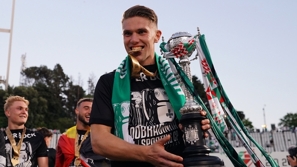 OEIRAS, PORTUGAL - MAY 25: Goal scorer Viktor Gyokeres of Sporting CP celebrates with the trophy after winning the Portuguese Cup Final at the end of the Portuguese Cup 2024/2025 - Final match between SL Benfica and Sporting CP at Estadio Nacional on May