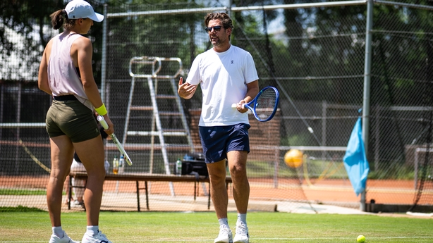 BAD HOMBURG, GERMANY - JUNE 25: Iga Swiatek of Poland listens to coach Wim Fissette during practice on Day 4 of the Bad Homburg Open powered by Solarwatt on June 25, 2025 in Bad Homburg, Germany (Photo by Robert Prange/Getty Images)