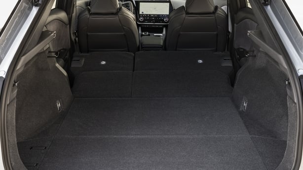 Lexus RZ 500 Sport boot