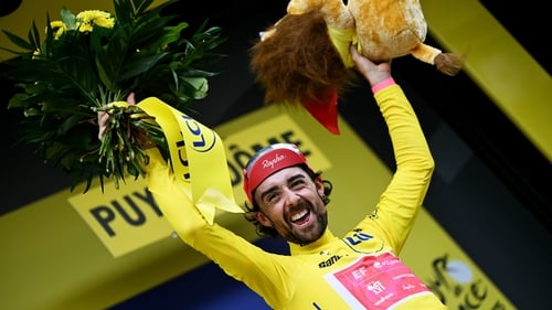 Ben Healy celebrates taking the yellow jersey after stage 10
