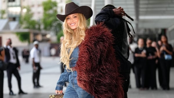 PARIS, FRANCE - JUNE 24: Beyoncé Knowles / Beyonce wears a cowboy hat, a burgundy faux fur fluff coat on one shoulder, a blue denim shirt, during the Louis Vuitton Menswear Spring/Summer 2026 show as part of Paris Fashion Week on June 24, 2025 in Paris, F