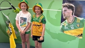 Dáire Ó Baoill le Lilly Mae agus Béibhinn show image