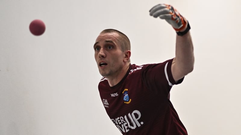 Robbie McCarthy in action against Eoin Kennedy and Carl Browne in the semi-finals